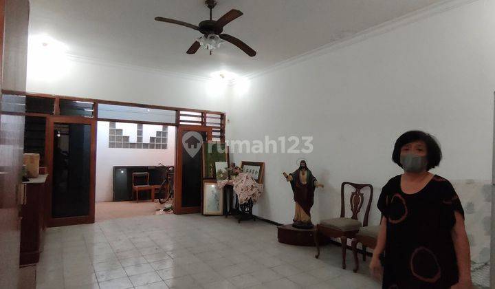 Rumah 1,5 lantai dekat perkantoran di tengah kota Surabaya  2