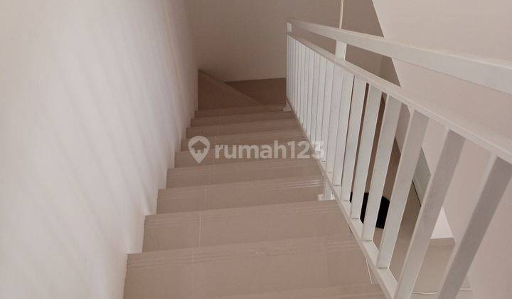 Di  rumah murah 2 lantai di Jakarta Timur 9