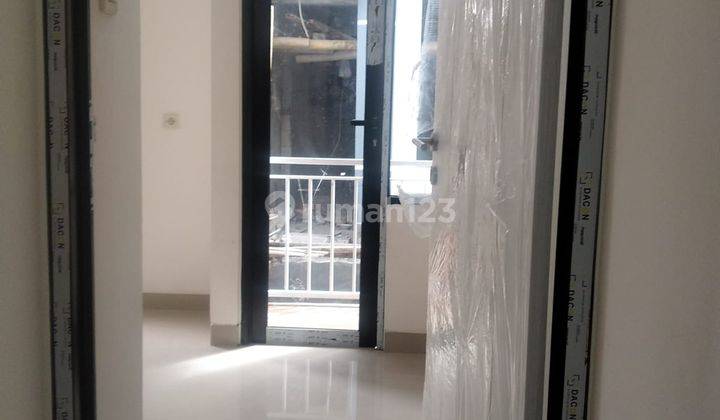 Di jual rumah dua lantai dekat kampus negri UNJ di jalan Pemuda Jakarta Timur 13