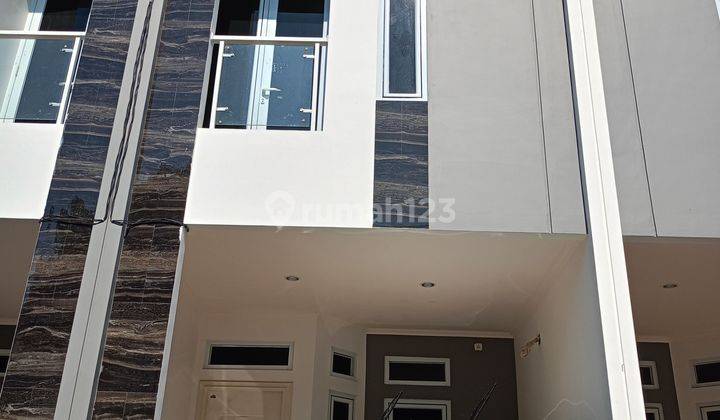 Di  jual rumah 2 lantai akses 2 mobil bebas banjir di Jakarta Pusat 1