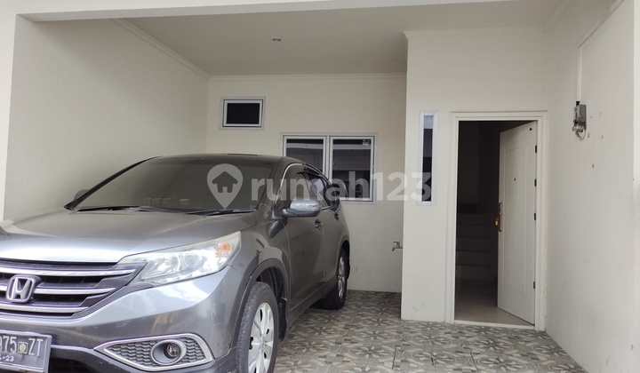 Rumah 2 lantai modern dekat strategis dekat Pulo gadung 