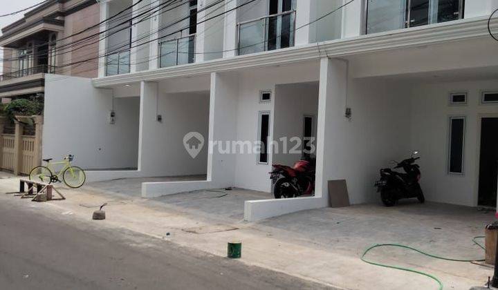 Rumah dijual lokasi strategis SHM 2 lantai di jakarta  2