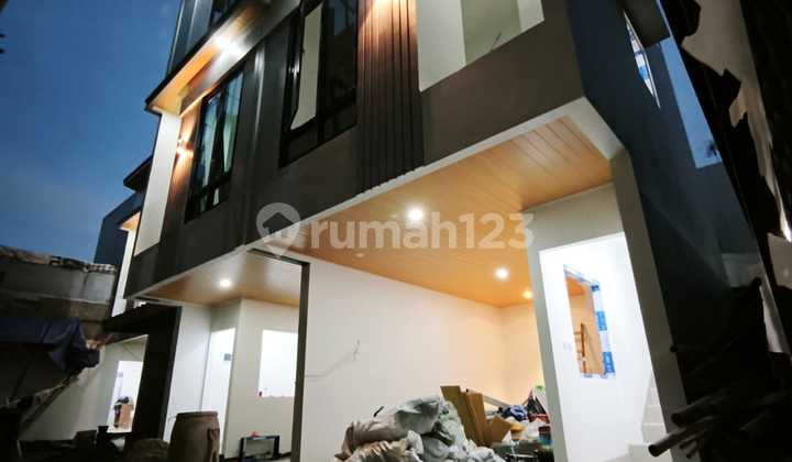 Luxury Affordable House in Menteng Wadas Setiabudi, South Jakarta Luxury Affordable House in Menteng Wadas Setiabudi, South Jakarta