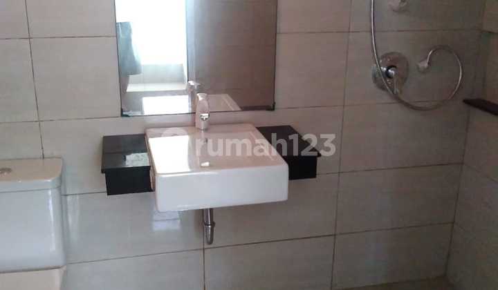 Disewakan Murah Rumah Mewah dan Bagus 2 Lantai SHM di Kresek 9