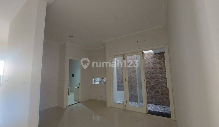 Rumah 2 Lantai Baru Renovasi Di Manyar Tirtosari, Surabaya, Jatim 2