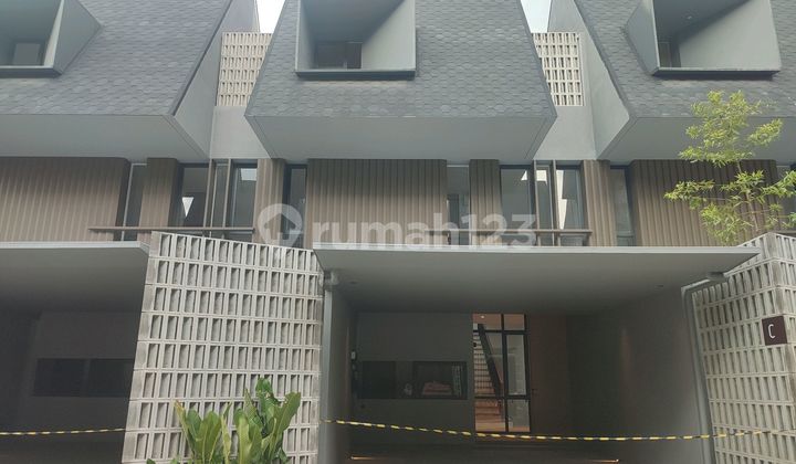 Rumah Minimalis 2,5lantai Plus Rooftop Di Pondok Labu,jaksel