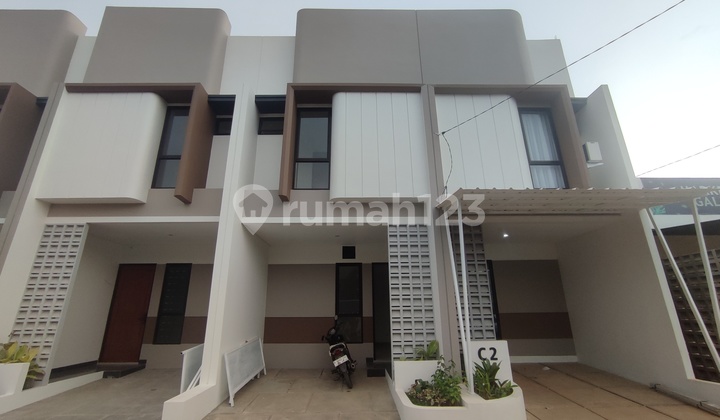 2-Story House Price 600 Million, 3 Minutes to Toll Road in Limo, Depok 2-Story House Price 600 Million, 3 Minutes to Toll Road in Limo, Depok