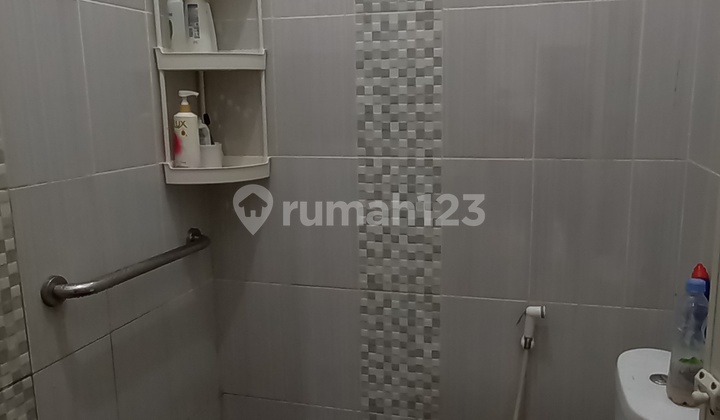 Single-Story House in a Complex Near Toll Road in Block E, Cinere, Depok Single-Story House in a Complex Near Toll Road in Block E, Cinere, Depok