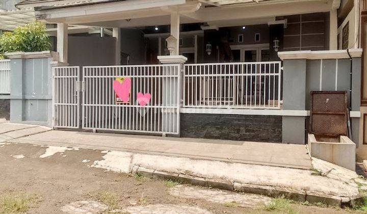 tampak depan rumah tidak banjir di villa