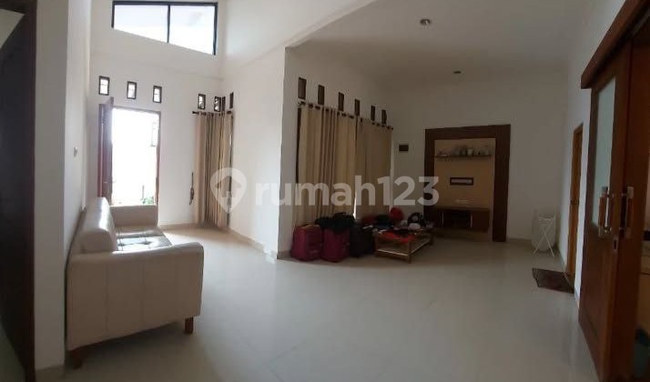 Rumah Semi Furnished Bebas Banjir Akses 2 Mobil Dalam Komplek di Jatikramat, Bekasi Kota