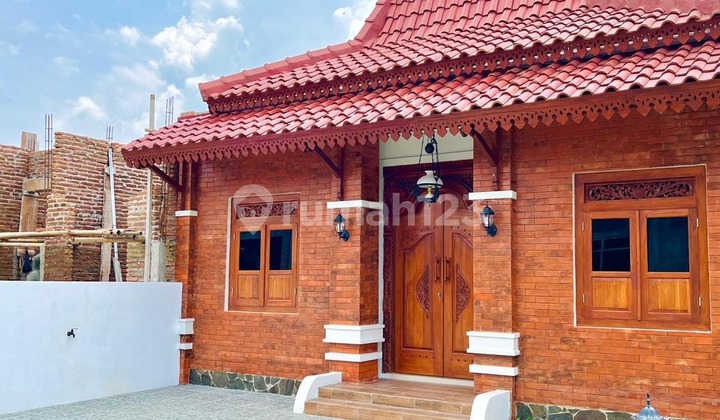 Exclusive Joglo House with Classic Javanese Nuance, Certificate of Property Rights in Prambanan Tourist Destination