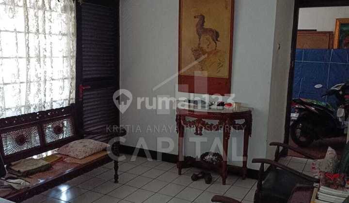 Well-Maintained Antique House in Strategic Location Near Famous University in Cikutra, Bandung 2