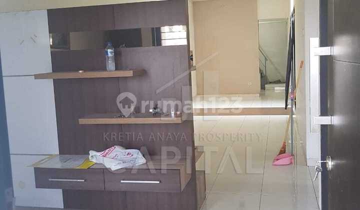 Comfortable House with Strategic Location Near Toll Access and Shopping Center in Taman Holis Indah Bandung 2