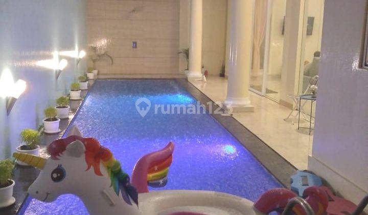 Rumah Dengan Kolam Renang Pribadi 1