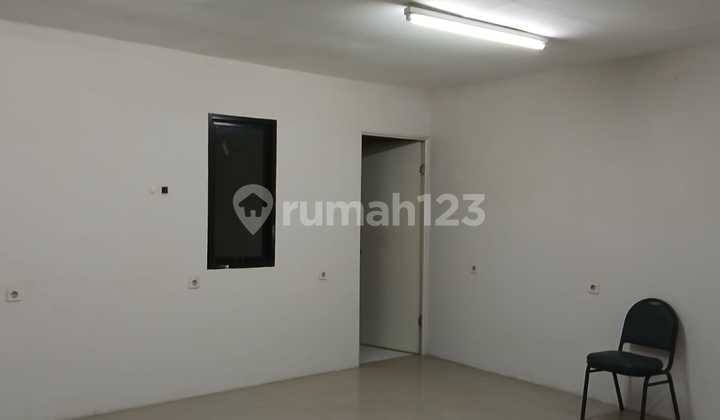 Warehouse for rent in Taman Tekno BSD, 540m² land area, complete with office. Warehouse for rent in Taman Tekno BSD, 540m² land area, complete with office.