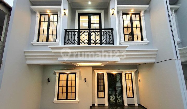 Rumah Gaya American Classic Dekat Toll Brigif, Jakarta Selatan