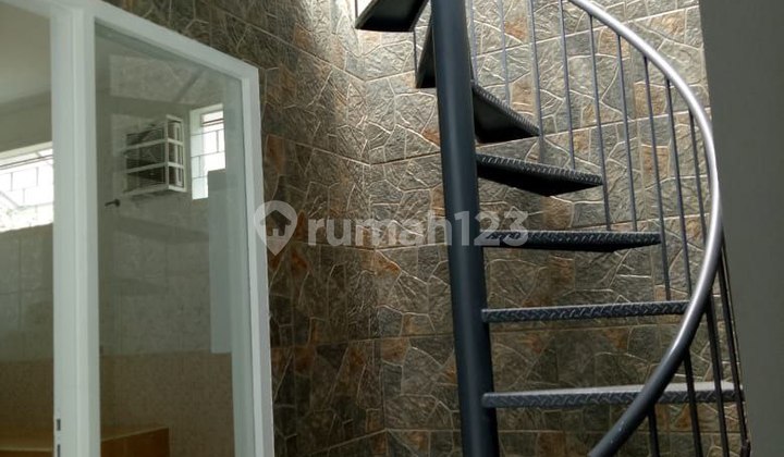 Rumah Siap Huni 2 Lantai Dalam Komplek Dekat Gerbang Tol Kopo  2
