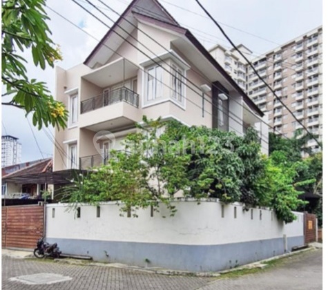 For Sale Strategic Move-in Ready House Kebon Jeruk West Jakarta