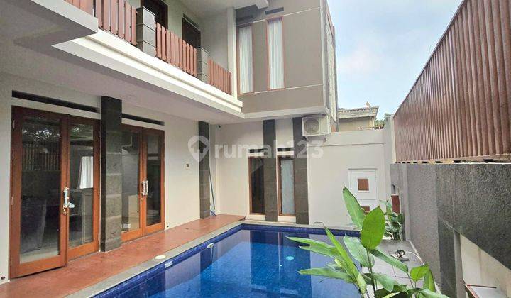 RUMAH HOEK MEWAH,TROPICAL DESIGN  SEMI FURNISHED DENGAN KOLAM RENANG DI KEBAYORAN GARDEN BINTARILO 1