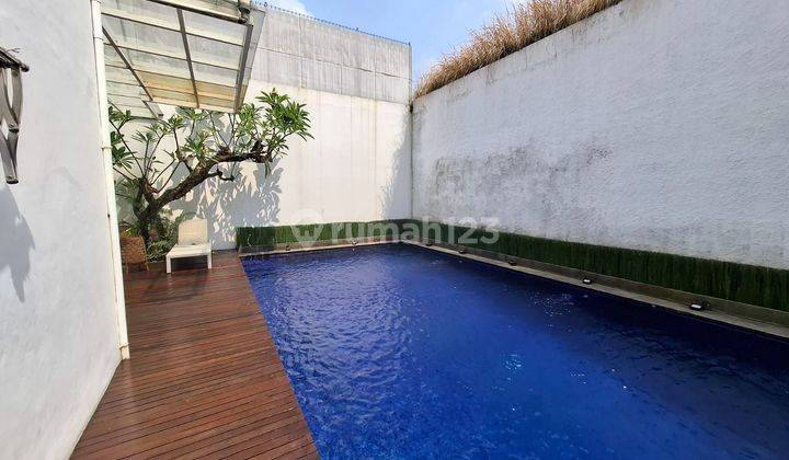 RUMAH MEWAH DENGAN SWIMMING POOL DI CLUSTER KEBAYORAN RESIDENDES BINTARO 1