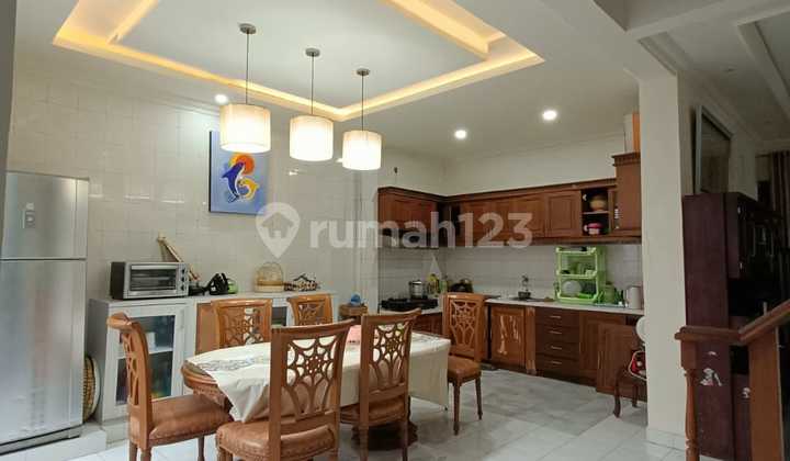 Rumah 6 Kamar Bangunan Kokoh dan Terawat