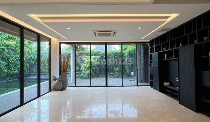 Rumah 2 Lantai Bagus Tropical Modern SHM di Graha Famili  2