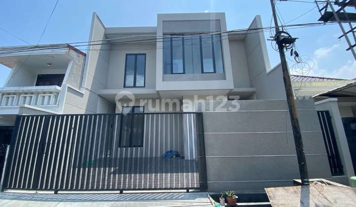 Rumah 2 Lantai Baru Minimalis SHM di Manyar Tirtoasri Siap Huni