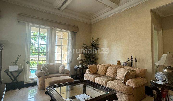 Rumah Classic 2 Lantai Bagus Furnished di Graha Famili 2