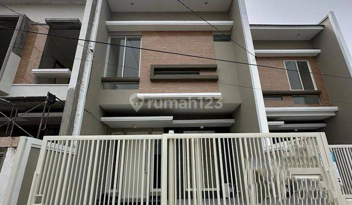 Rumah 2 Lantai Baru SHM di Manyar Indah Siap Huni  1