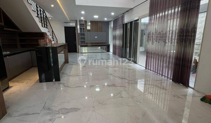 Rumah 2 Lantai Sudah Renovasi Semi Furnish di Graha Famili 1