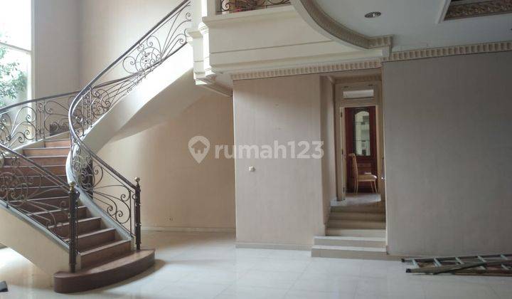 Rumah 2 Lantai Bagus Semi Furnished HGB di Graha Famili 2