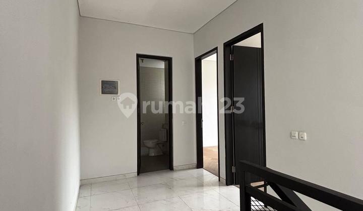 Rumah 2 Lantai Baru SHM di Gayungsari Siap Huni  2