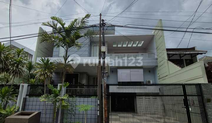 Rumah 2 Lantai Bagus Furnished SHM di Dharmahusada Indah