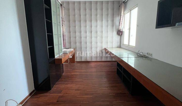 Rumah 2 Lantai Sudah Renovasi Semi Furnish di Graha Famili 2