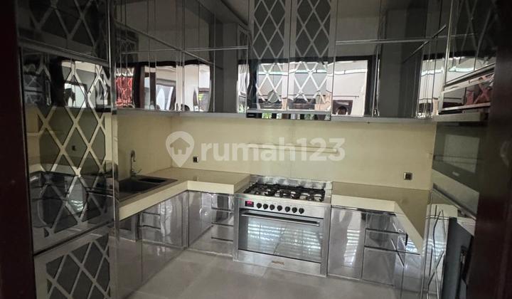 Rumah 2 Lantai Bagus Tropical Modern Furnished di Graha Famili 2