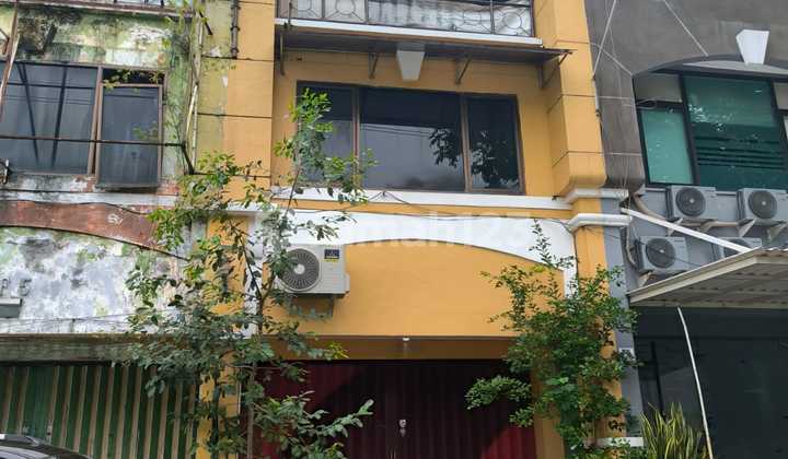 Good 3-Storey Shophouse in Vila Bukit Mas Strategic Location 1
