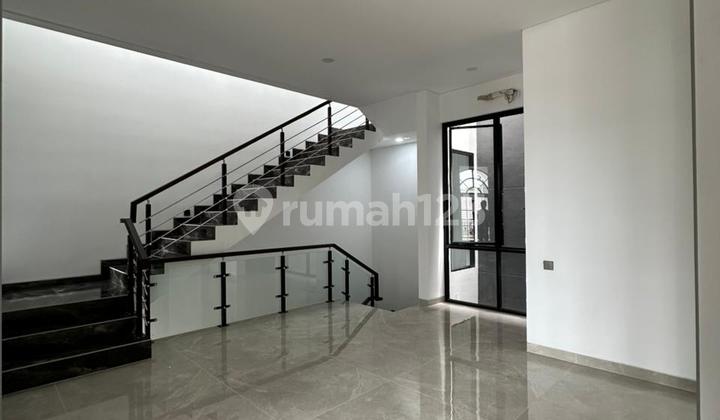 New 3-Story House with SHM in Citraland Villa Taman Telaga 2