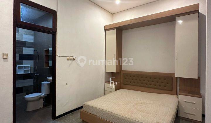 Rumah 2 Lantai Bagus Semi Furnish SHM di Kertajaya Indah Tengah 2