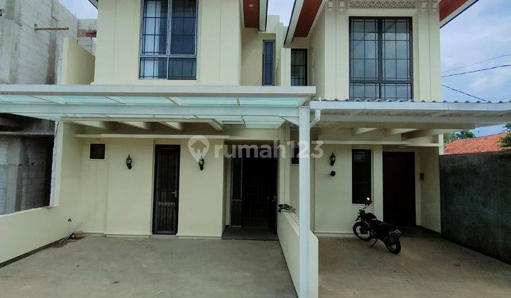 Town house Mewah American Classical Strategis di Jatibening  1