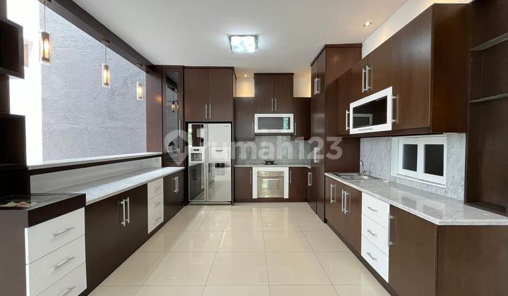 DISEWAKAN RUMAH LUAS 2 LANTAI FULL FURNIS LOKASI FULL FURNIS  