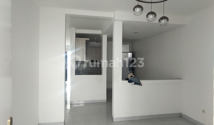 DISEWAKAN RUMAH 2 LANTAI LOKASI STRATEGIS DEKAT PINTU TOLL CIBATU