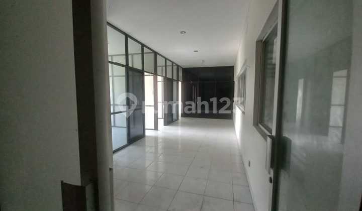 FOR SALE WAREHOUSE IN INDUSTRIAL AREA FLOOD-FREE ROW STREET 20 FOR SALE WAREHOUSE IN INDUSTRIAL AREA FLOOD-FREE ROW STREET 20