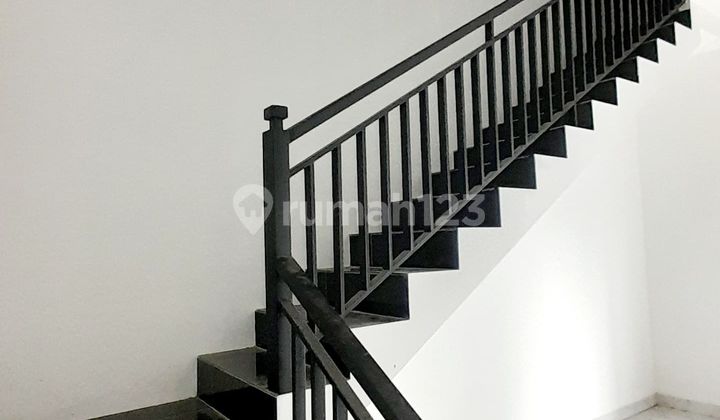 Hunian Bergaya Eropa Classic Siap Huni Akses Jalan Lebar 2