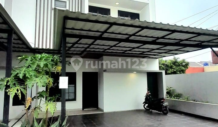 Townhouse Dgn Posisi Hook Hadap Timur, Siap Huni, Dekat LRT Harjamukti