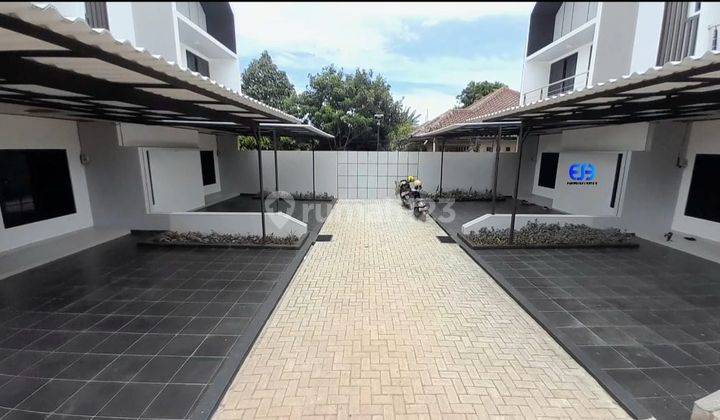 Rumah Dlm Townhouse Posisi Hook Siap Huni Free Kitchen Set  17