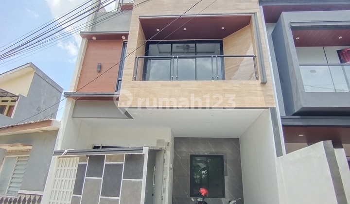 Dijual Rumah Tiga Lantai Rooftop Non Clsuter Dijual Rumah Tiga Lantai Rooftop Non Clsuter