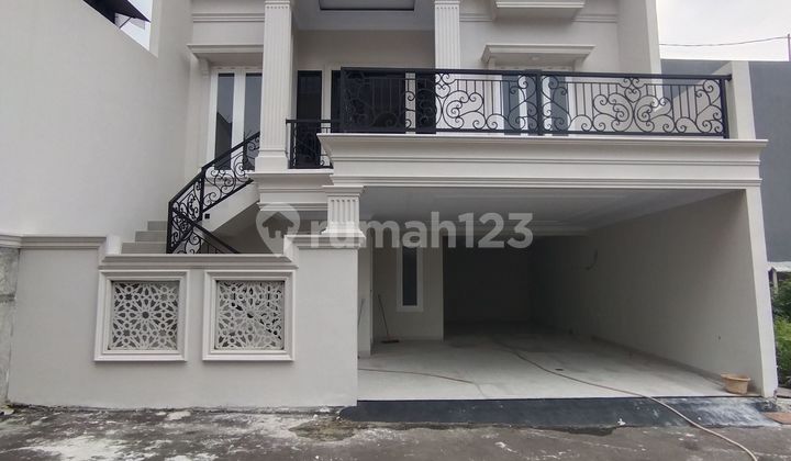 Dijual Rumah Mewah Tiga Lantai Siap Huni