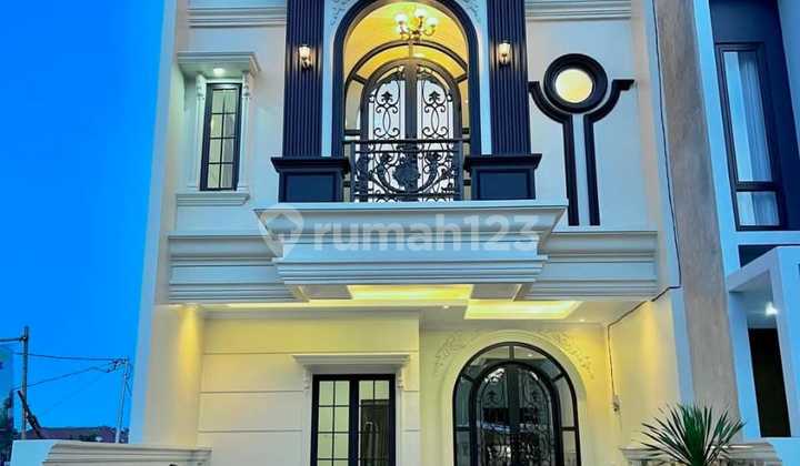 Dijual Rumah Classik Mewah Tiga Lantai Rooftop