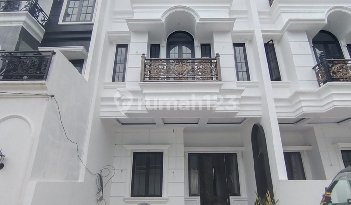 Dijual Rumah Mewah Tiga Lantai Dalam Cluster 2
