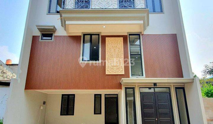 Dijual Rumah Tiga Lantai Siap Huni dalam Cluster 1